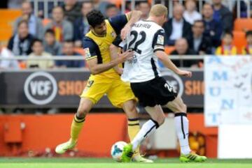 Diego da Silva Costa y Jeremy Mathieu  durante el partido correspondiente a la trigésima quinta jornada de la Liga BBVA, disputado esta tarde en el estadio de Mestalla. 