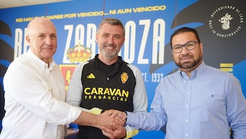 Emilio Larraz, entre Ram¨®n Lozano y Juan Carlos Cordero.