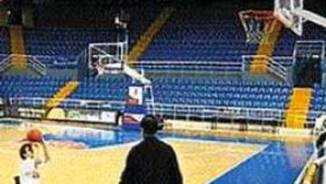 RAÚL LÓPEZ NO PARA. Tira a canasta convaleciente de una grave lesión en su rodilla derecha, de la que tardará en recuperarse unos meses.