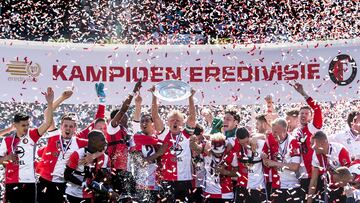 Dirk Kuyt levantando el trofeo de la Eredivisie.