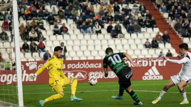 El único gol del Racing en Albacete lo marcó Íñigo Vicente, tras un mal despeje de Julio Alonso.
