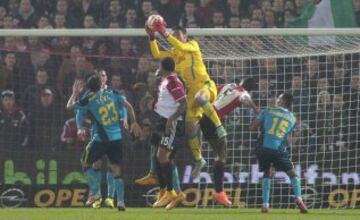 Sergio Rico atrapa el balón.