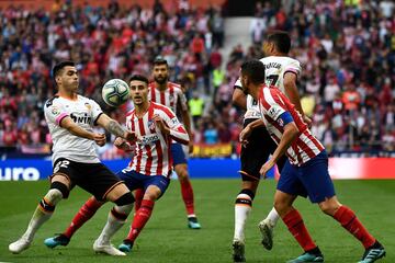 El jugador del Valencia, Maxi Gómez, trata de controlar el balón ante los rojiblancos. 