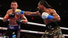 Demetrius Andrade golpea a Liam Williams durante su combate.