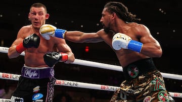 Demetrius Andrade golpea a Liam Williams durante su combate.