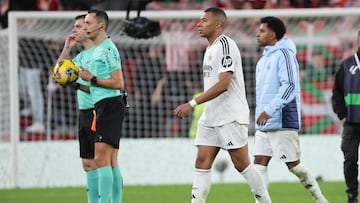 BILBAO, 04/2/2024.- El delantero del Real Madrid Kylian Mbappé tras el partido de la jornada 19 de LaLiga que Athletic Club de Bilbao y Real Madrid disputaron este miércoles en el estadio de San Mamés, en Bilbao. EFE/LUIS TEJIDO