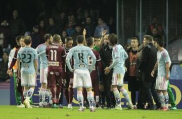 Lío monumental en Balaídos tras la acción del jugador celeste Planas sobre Abel, jugador del Córdoba. El colegiado señaló penalti y, a instancias de su linier, se retractó pitando falta en ataque.