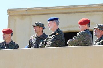 El Rey Felipe observa las maniobras realizadas por los alumnos de la Academia de Zaragoza.