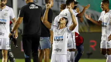 JJPANA9806. SANTOS (BRASIL), 13/01/2021.- El jugador de Santos Lucas Verissimo celebra hoy, al final de un partido de las semifinales de la Copa Libertadores entre Santos y Boca Juniors en el estadio Vila Belmiro en Santos (Brasil). EFE/Sebastiao Moreira 