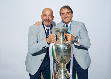 Gianluca Vialli y Roberto Mancini posan con la copa que les otorgó como campeones de Europa en 2020 con la selección italiana.