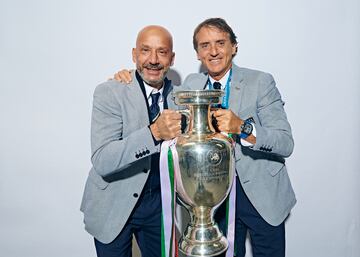 Gianluca Vialli y Roberto Mancini posan con la copa que les otorgó como campeones de Europa en 2020 con la selección italiana.