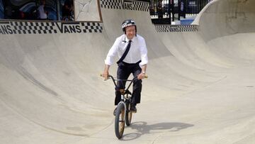 El alcalde de M&aacute;laga, Francisco de la Torre, montando en BMX en el skatepark Rub&eacute;n Alc&aacute;ntara durante la Vans BMX Pro Cup Series.