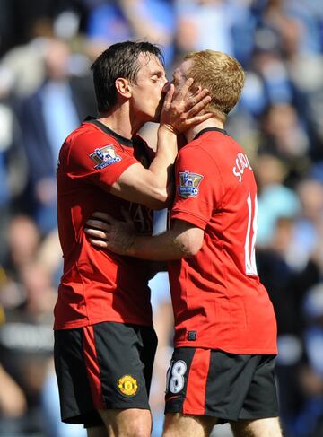 Parecido al caso de Cannigia y Maradona es este beso protagonizado por Scholes y Neville. Las dos leyendas del Manchester United decidieron que esa era la mejor manera de celebrar una victoria en el minuto 93 con un tanto del famoso jugador pelirrojo.