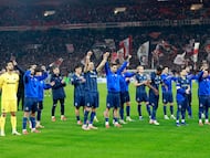Soccer Football - UEFA Europa League - Round of 16 - First Leg - Vfb Stuttgart v FC Porto - MHPArena, Stuttgart, Germany - March 12, 2026 FC Porto players celebrate with their fans after the match REUTERS/Heiko Becker