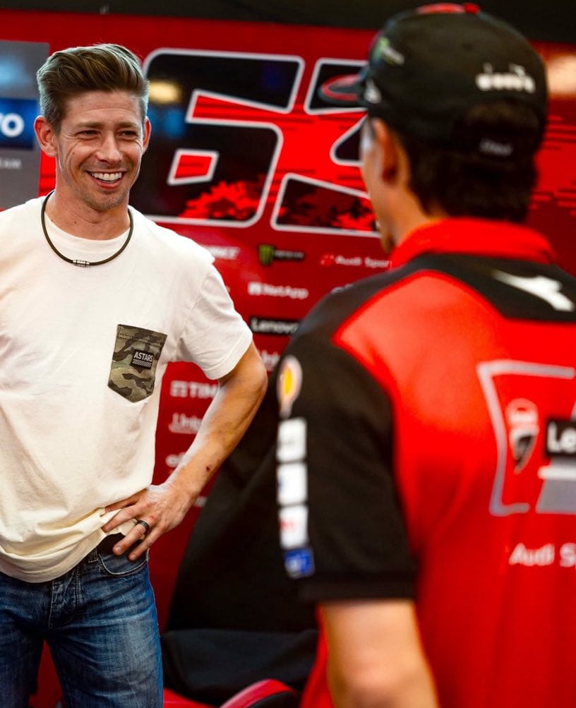 Casey Stoner con Marc Márquez en el box de Ducati de MotoGP.