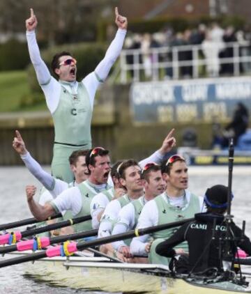 En hombres Cambridge consigui¨® su objetivo de romper la racha de tres victorias consecutivas de Oxford.