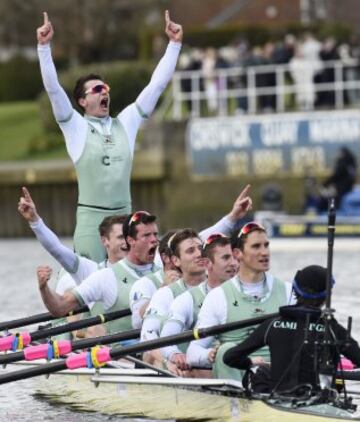 En hombres Cambridge consiguió su objetivo de romper la racha de tres victorias consecutivas de Oxford.