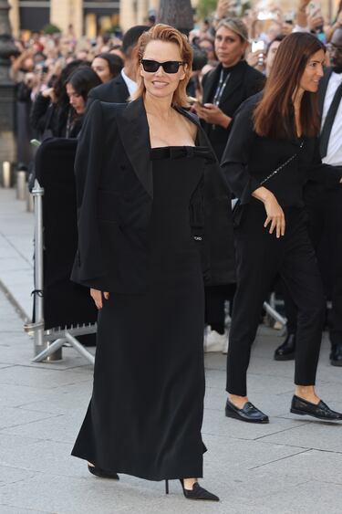amela Anderson llega a Tom Ford durante la colección de moda femenina Primavera/Verano 2026, en el marco de la Semana de la Moda de París, el 1 de octubre de 2025 en París, Francia.