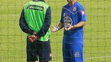 <b>CHARLA. </b>Oltra se quedó al final del la sesión hablando con Evaldo.