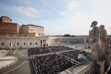 Vista general de la Plaza de San Pedro el día del traslado del cuerpo del Papa Francisco, que será trasladado al interior de la Basílica, en el Vaticano.