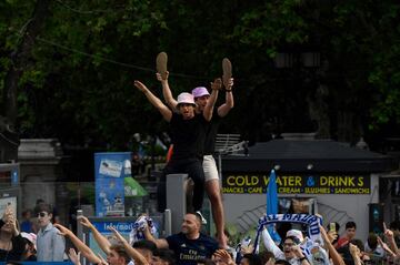 Miles de seguidores celebran el título de Liga en Cibeles. 