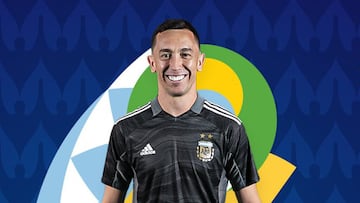 El portero argentino Agustín Marchesín posa con la camiseta de su selección.