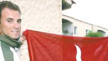 <b>ORGULLOSOS. </b>Algunos de los ciclistas españoles presentes en el Tour pusieron su granito de arena para apoyar la candidatura. Alejandro Valverde, Paco Mancebo, Carlos Sastre e Iban Mayo aceptaron encantados posar con la bandera del logotipo.