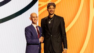 New York (United States), 27/06/2024.- American basketball player Kel'el Ware (R) shakes hands with Commissioner of the NBA Adam Silver (L) after getting drafted by the Miami Heat during the NBA Draft at the Barclays Center in Brooklyn, New York, USA, 26 June 2024. (Baloncesto, Nueva York) EFE/EPA/SARAH YENESEL SHUTTERSTOCK OUT
