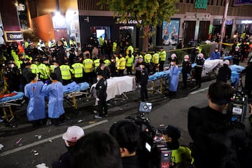 La avalancha en una zona de ocio de un barrio de Sel deja al menos 146 muertos y ms de un centenar de heridos. Segn la prensa surcoreana, las vctimas estaban celebrando Halloween y se quedaron atrapadas en un callejn. 