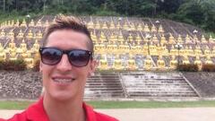 La excéntrica vida del primo de Vidal: goleador en Laos