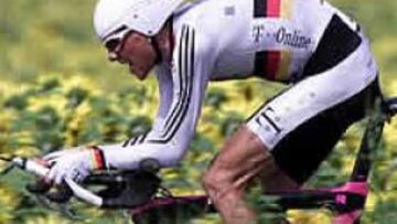 <b>UNA GRAN REFERENCIA</b>. El ciclista alemán, durante la disputa del Tour de Francia 2001.