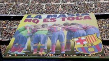 Pancarta de La Masia en el Camp Nou.