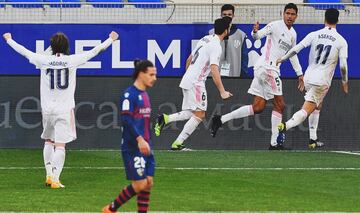 Huesca 1-2 Real Madrid | Falta lejana que cuelga Kroos al área, Casemiro remató en el segundo palo, Álvaro desvío el balón, pero el rechace le cayó a Varane que remató a placer para adelantar al Real Madrid. 