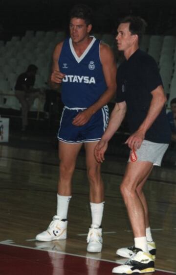 Mark McNamara, de 2,11 metros, jug車 en el Real Madrid de baloncesto.