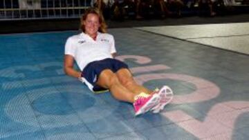 Mireia Belmonte posa para AS en la tarima del Palau Sant Jordi.