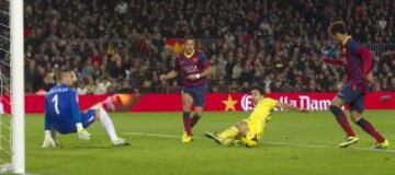 Barcelona-Villarreal. 2-1. Alexis da el pase a Neymar para que anote el segundo tanto.