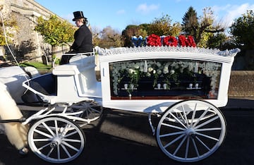 El ata¨²d fue transportado hacia la iglesia de St. Mary en una carroza blanca, con un arreglo de rosas rojas