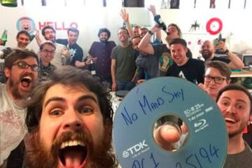 El equipo de Hello Games celebrando que el juego era gold en 2016. Hacia el final de la producción eran 15 personas, pero Murray siempre destacó el núcleo duro, el que siempre estuvo, de apenas 4 o 6 miembros.