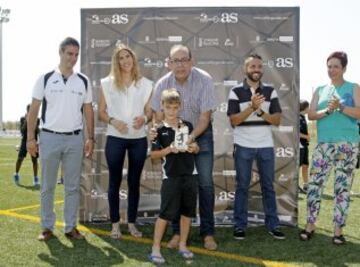 Partido de la final de los Benjamines entre el Elche y el Espanyol. Premio al mejor jugador. 