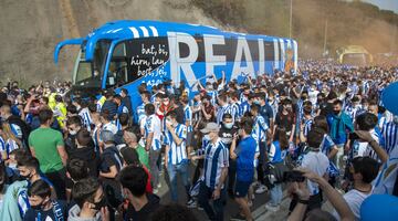 Numerosos seguidores de la Real Sociedad se han agolpado en los alrededores de Zubieta para despedir al club antes de la final de la Copa del Rey.