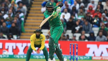 Pakistan's Shoaib Malik bats during the ICC Champions trophy match between Pakistan and South Africa at Edgbaston in Birmingham on June 7, 2017. / AFP PHOTO / Lindsey Parnaby / RESTRICTED TO EDITORIAL USE