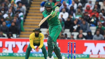 Pakistan&#039;s Shoaib Malik bats during the ICC Champions trophy match between Pakistan and South Africa at Edgbaston in Birmingham on June 7, 2017. / AFP PHOTO / Lindsey Parnaby / RESTRICTED TO EDITORIAL USE