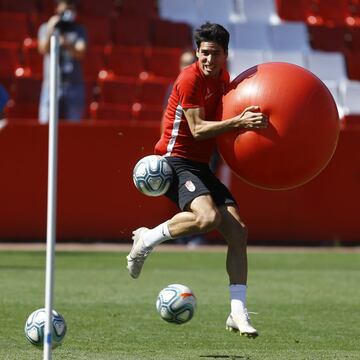 Fue el único jugador procedente de la cantera que debutó en la jornada 33. Lo hizo con el Granada el 1 de julio, en la derrota de su equipo ante el Villarreal por la mínima.