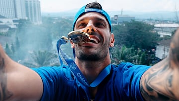 El español Tyronne del Pino durante la celebración del título de Liga en Indonesia