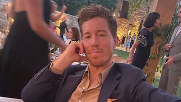 El snowboarder Shaun White, vestido de lujo en una boda.