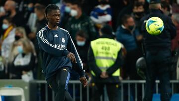 Camavinga calienta en un partido del Madrid.