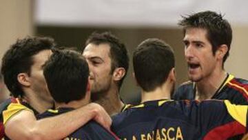 <b>VICTORIA. </b>España se felicita por su clasificación para semifinales.