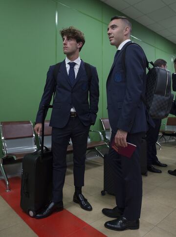 Llegada de la Selección al aeropuerto de Krasnodar. Odriozola e Iago Aspas.