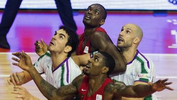 GRA198. MURCIA, 01/10/2017.- El pívot internacional belga del UCAM Murcia (2i) y su compañero Soko Ovie (2d) luchan por conseguir el balón ante los jugadores del Unicaja Giorgi Shermadini (i) y James Augustine (d) durante el partido correspondiente a la primera jornada de la Liga Endesa disputado hoy en el Palacio de los Deportes de Murcia. EFE/Marcial Guillén