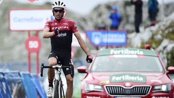 Alberto Contador celebra su victoria en el Angliru, en la v&iacute;spera de su retirada del ciclismo.